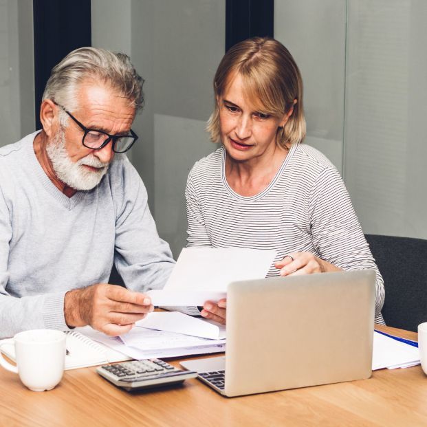 Pareja sénior haciendo cuentas Pareja sénior haciendo cuentas