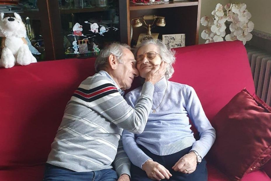 Muere de Covid la anciana a la que su marido le tocaba el acordeón bajo la ventana del hospital Muere de Covid la anciana a la que su marido le tocaba el acordeón bajo la ventana del hospital