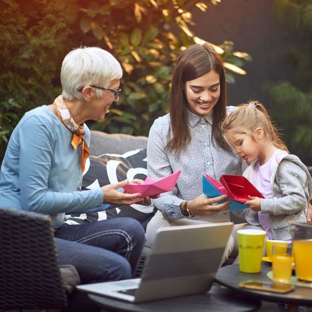 Cómo relacionarnos con familiares y amigos para evitar el contagio (bigstock)