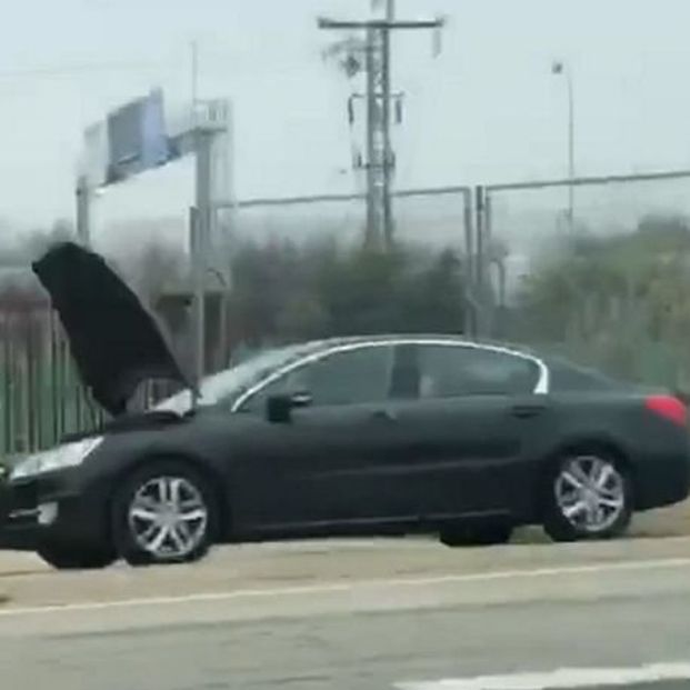 Este coche averiado puede esconder un radar de tráfico
