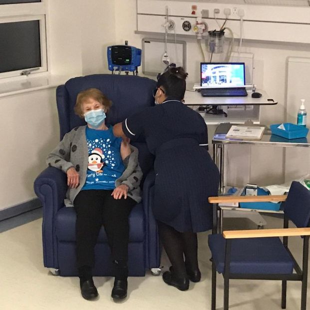 Una mujer de 90 años, la primera persona en el mundo en recibir la vacuna de Pfizer contra el Covid Una mujer de 90 años, la primera persona en el mundo en recibir la vacuna de Pfizer contra el Covid