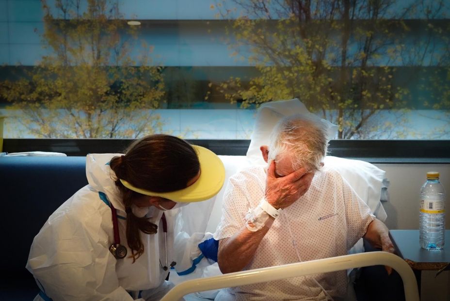 65Ymás entra en una Planta COVID de un hospital donde atienden a los mayores de residencias