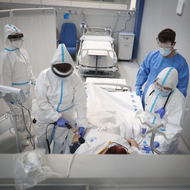 Una mujer de 63 años con neumonía por Covid, primera paciente del Hospital Isabel Zendal Una mujer de 63 años con neumonía por Covid, primera paciente del Hospital Isabel Zendal