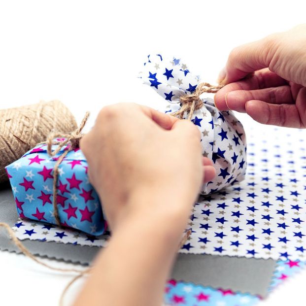 5 formas originales y económicas de envolver regalos estas navidades Foto: bigstock 5 formas originales y económicas de envolver regalos estas navidades Foto: bigstock