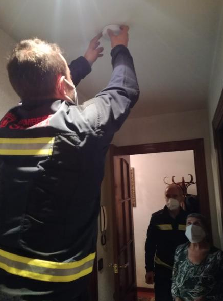 El Ayuntamiento instala los primeros 80 detectores de humo gratuitos para mayores El Ayuntamiento instala los primeros 80 detectores de humo gratuitos para mayores