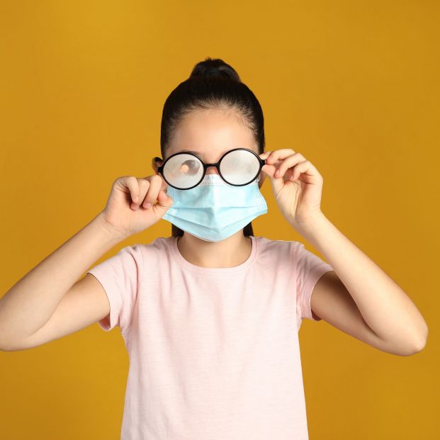 Ópticos-optometristas advierten del peligro de llevar las gafas empañadas de vaho por la mascarilla - Foto: Bigstock Ópticos-optometristas advierten del peligro de llevar las gafas empañadas de vaho por la mascarilla - Foto: Bigstock