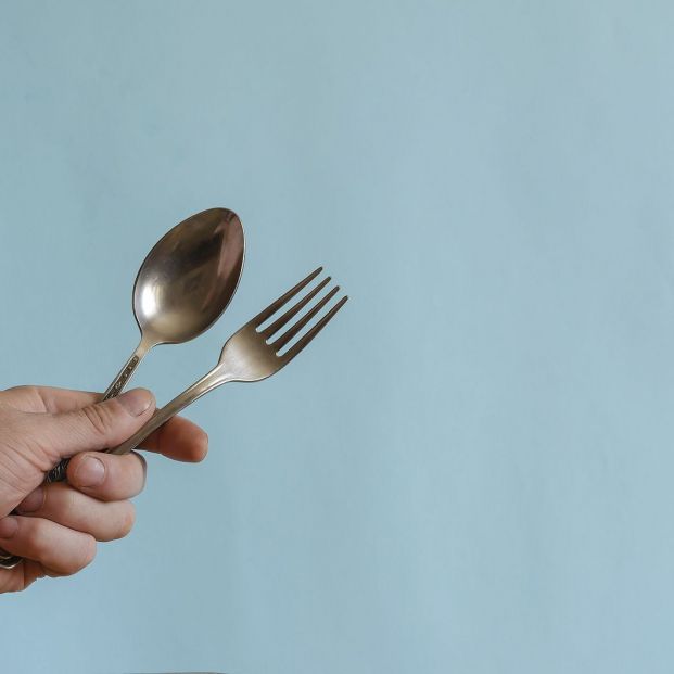 Bicarbonato de sodioEn esta sección hemos utilizado el bicarbonato para infinidad de remedios caseros, entre ellos, como neutralizador de olores. Para el caso del ajo y la cebolla también.Al igual que con la sal, el limón o el vinagre, basta con frotar un poco de bicarbonato entre las manos y luego aclarar con abundante agua. Foto: bigstock Bicarbonato de sodioEn esta sección hemos utilizado el bicarbonato para infinidad de remedios caseros, entre ellos, como neutralizador de olores. Para el caso del ajo y la cebolla también.Al igual que con la sal, el limón o el vinagre, basta con frotar un poco de bicarbonato entre las manos y luego aclarar con abundante agua. Foto: bigstock