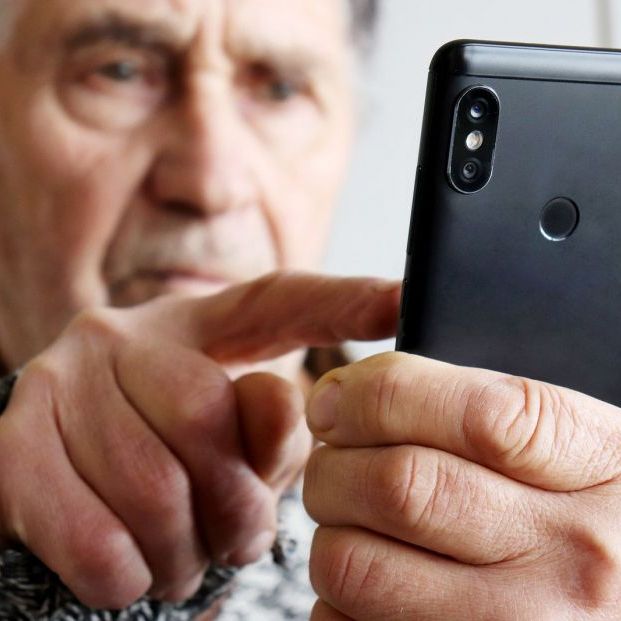 Hombre mayor con móvil (BigStock) Hombre mayor con móvil (BigStock)