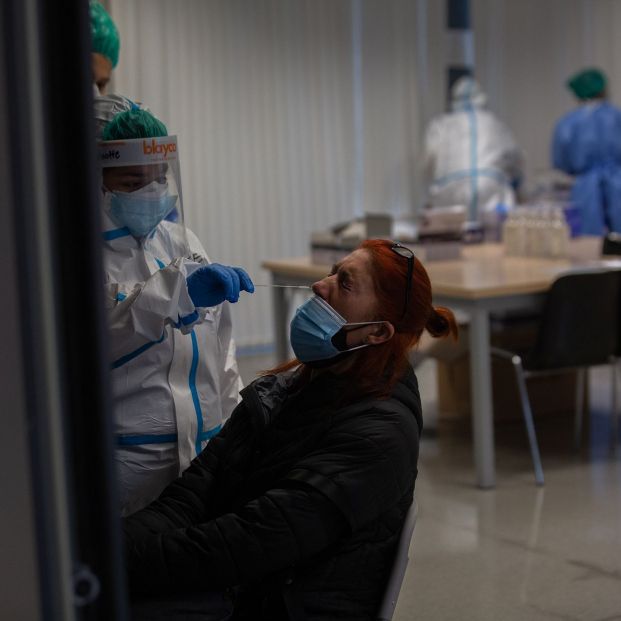 A codazos en Mazaricos para hacerse las PCR gratuitas contra el coronavirus