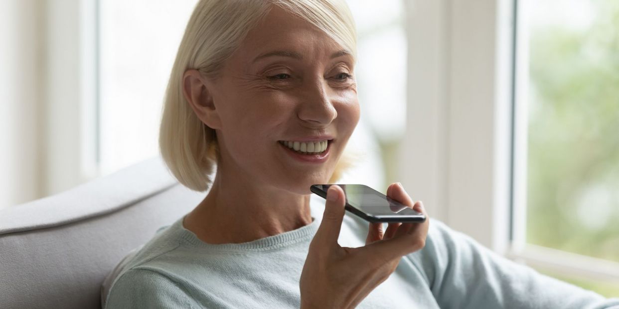 Asistentes de voz, un aliado en la Inclusión financiera de los mayores (Foto Bigstock) 2