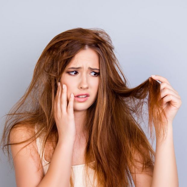 Champú en seco para limpiar el pelo sin lavarlo (bigstock) Champú en seco para limpiar el pelo sin lavarlo (bigstock)