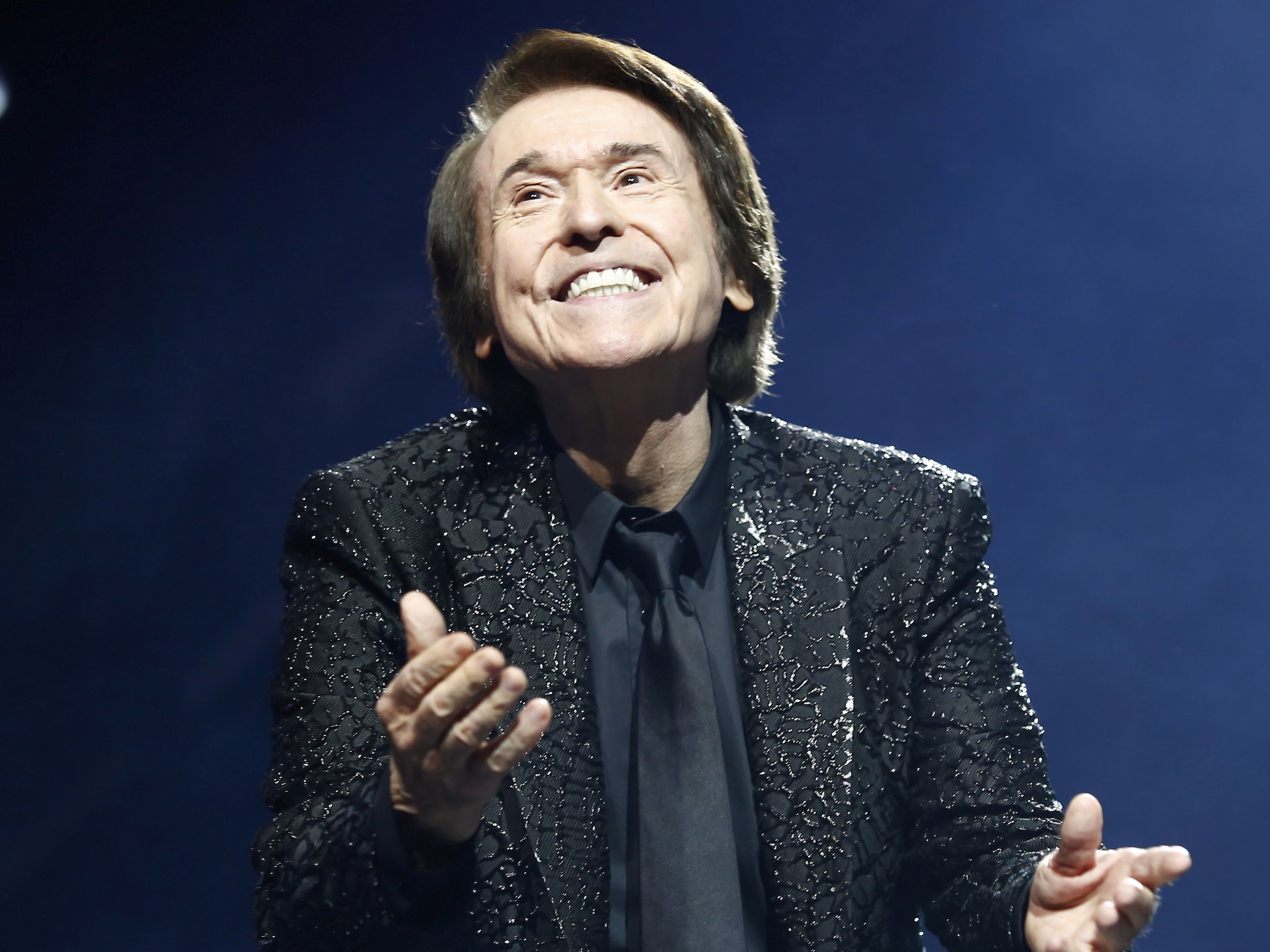 Raphael responde a la polémica por su multitudinario concierto