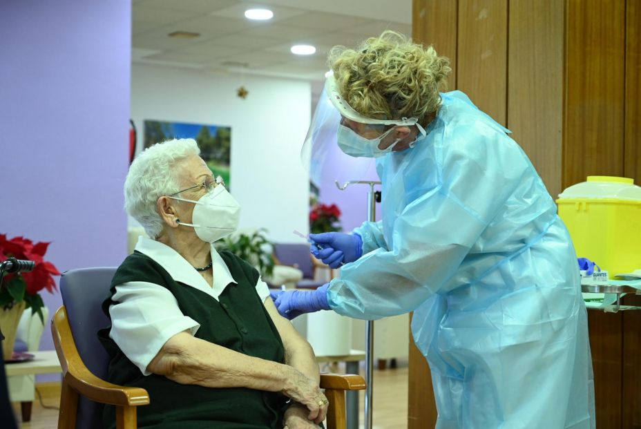 Araceli, de 96 años, primera vacunada contra el coronavirus en España Araceli, de 96 años, primera vacunada contra el coronavirus en España