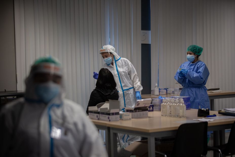 EuropaPress 3469031 mujer recibe prueba pcr dispositivo cribados masivos barrio raval barcelona EuropaPress 3469031 mujer recibe prueba pcr dispositivo cribados masivos barrio raval barcelona