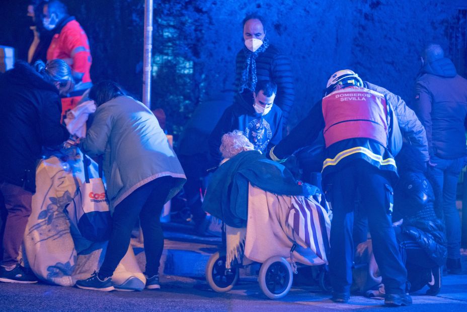 EuropaPress 3504884 ancianos atendidos calle antes ser trasladados centro hospitalario incendio EuropaPress 3504884 ancianos atendidos calle antes ser trasladados centro hospitalario incendio