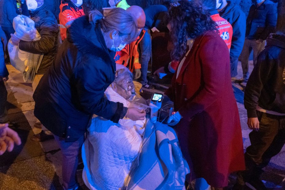 EuropaPress 3504903 ancianos atendidos calle antes ser trasladados centro hospitalario incendio EuropaPress 3504903 ancianos atendidos calle antes ser trasladados centro hospitalario incendio