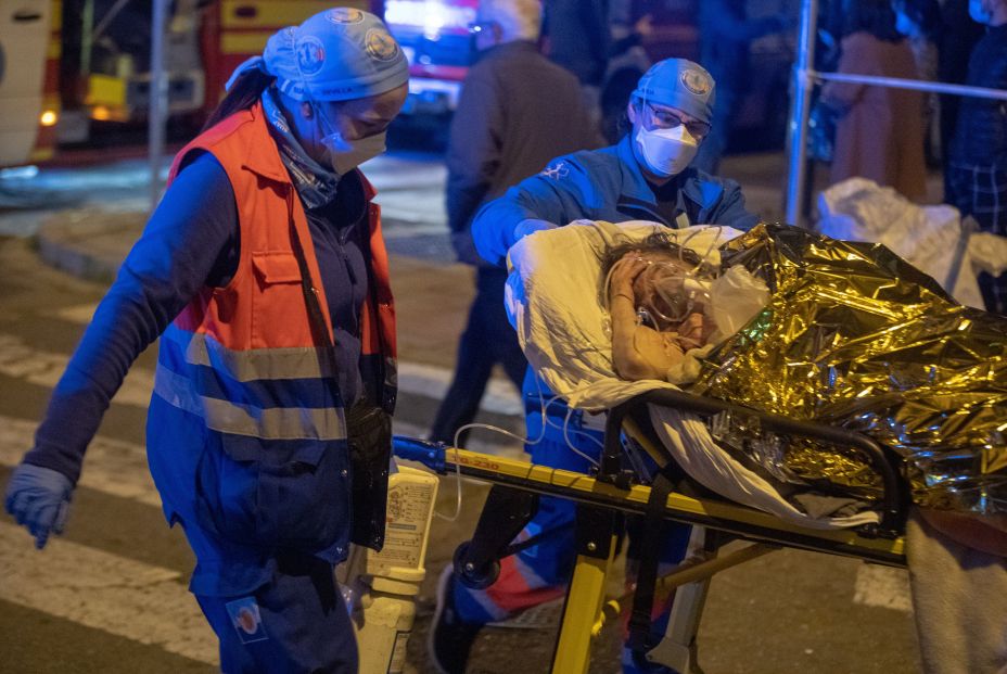 EuropaPress 3504913 ancianos menos graves son llevados autobuses linea polideportivo incendio EuropaPress 3504913 ancianos menos graves son llevados autobuses linea polideportivo incendio