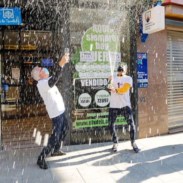 EuropaPress 3505385 propietarios administracion loteria suerte porrino celebran haber vendido EuropaPress 3505385 propietarios administracion loteria suerte porrino celebran haber vendido