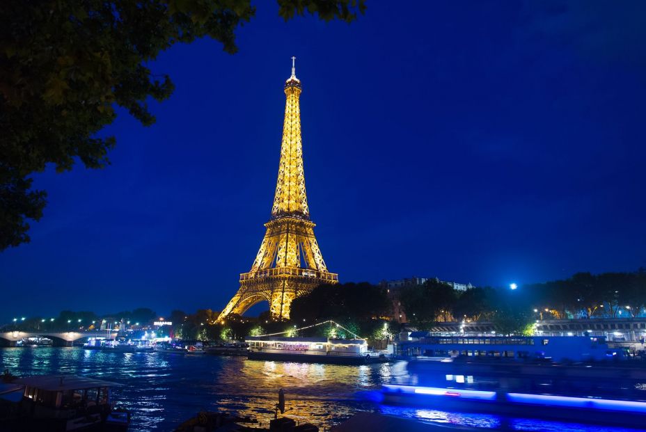 Imagen nocturna de la Torre Eiffel (bigstock) Imagen nocturna de la Torre Eiffel (bigstock)