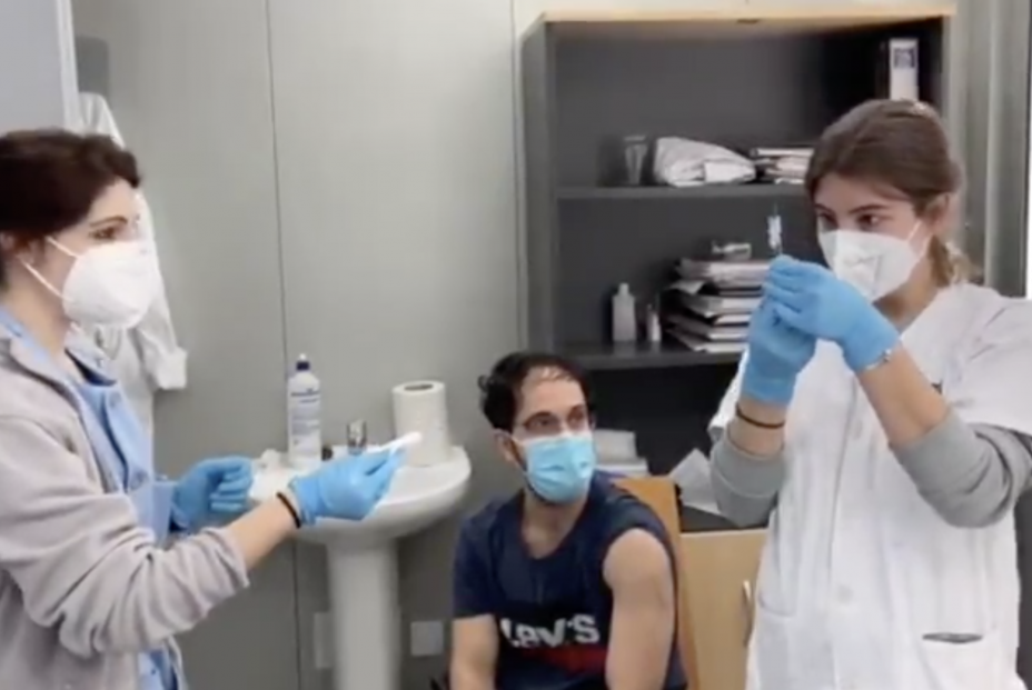 Un MIR de Geriatría, el primer sanitario vacunado de Covid en Madrid Un MIR de Geriatría, el primer sanitario vacunado de Covid en Madrid