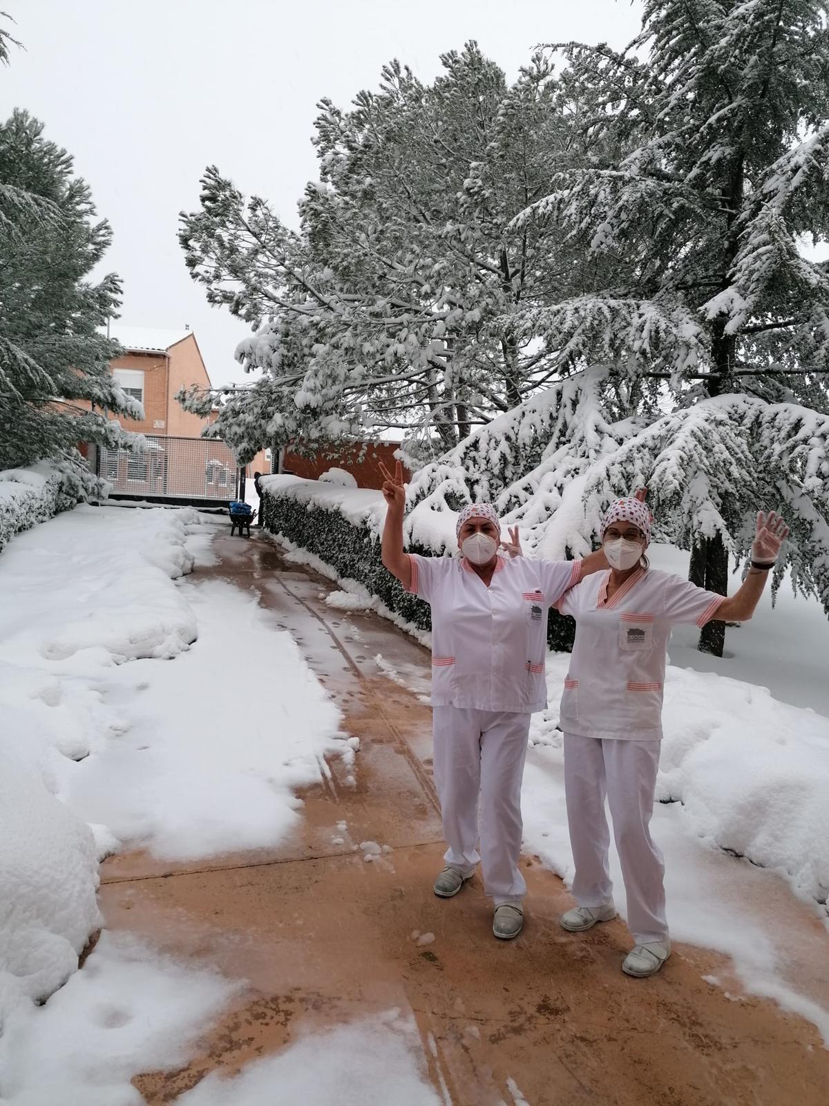 Las residencias, en alerta por la ola de frío: "Los propios residentes están quitando la nieve"