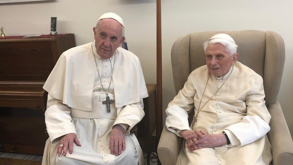 Papas Francisco y Benedicto. Foto Vatican News Papas Francisco y Benedicto. Foto Vatican News