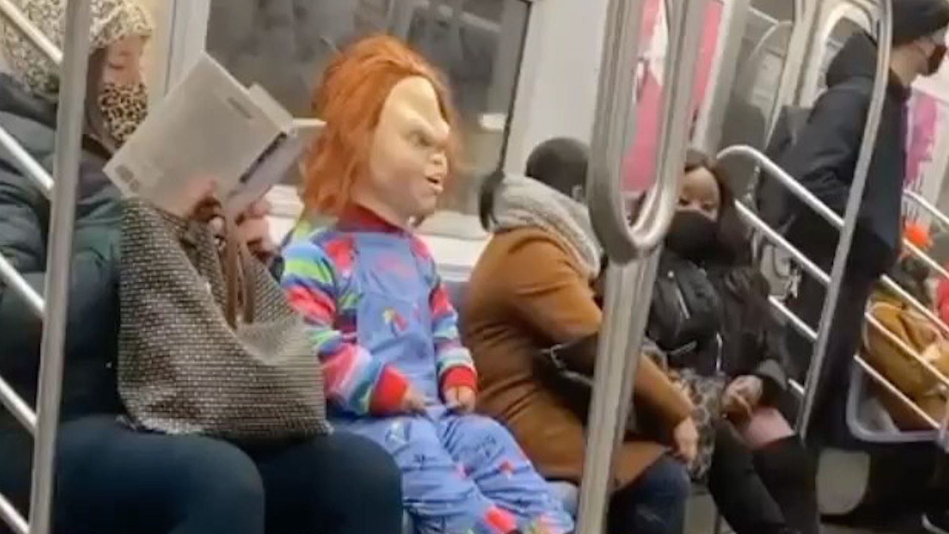 Chucky, el muñeco diabólico, ataca a la gente que no usa mascarilla en el metro de Nueva YorkFoto: Captura de pantalla You Tube Chucky, el muñeco diabólico, ataca a la gente que no usa mascarilla en el metro de Nueva YorkFoto: Captura de pantalla You Tube