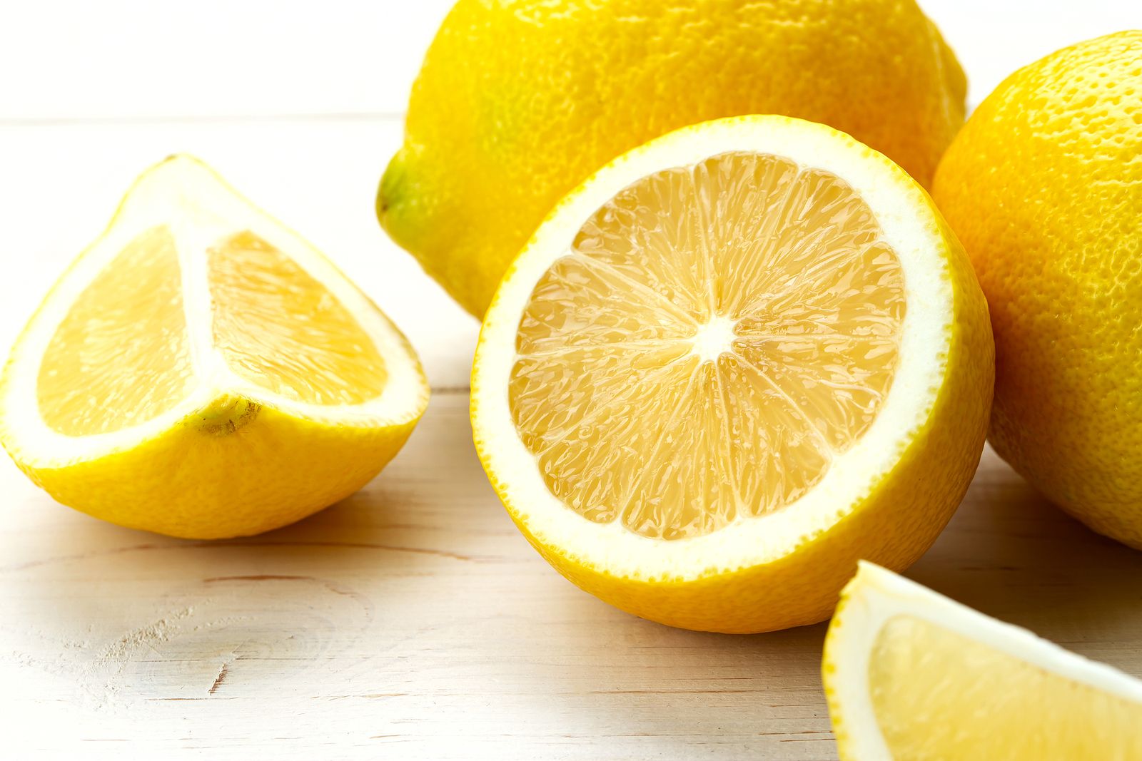 Esparce limón por los rincones de la casa donde habitan las arañas para expulsarlas del hogar