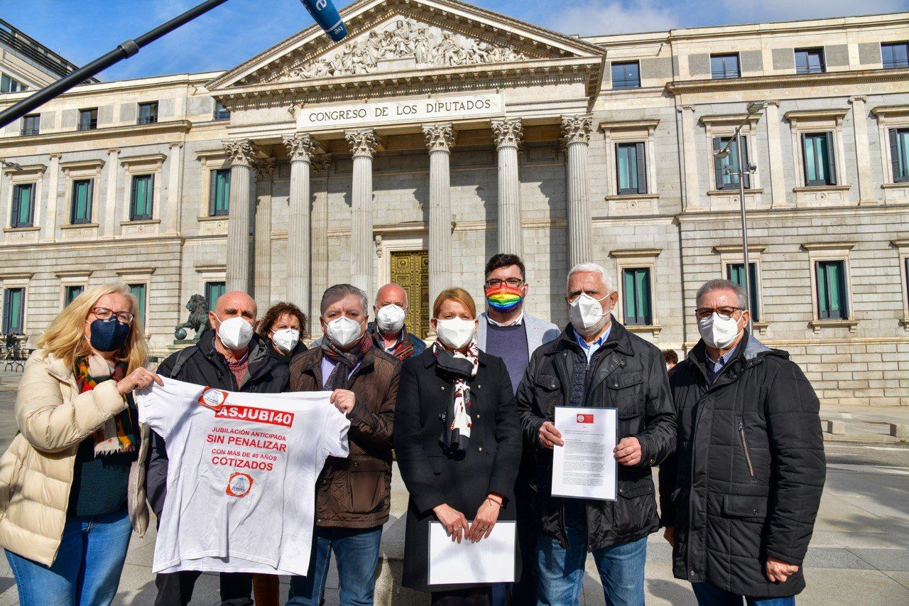 04 02 foto ante el congreso de los diputados