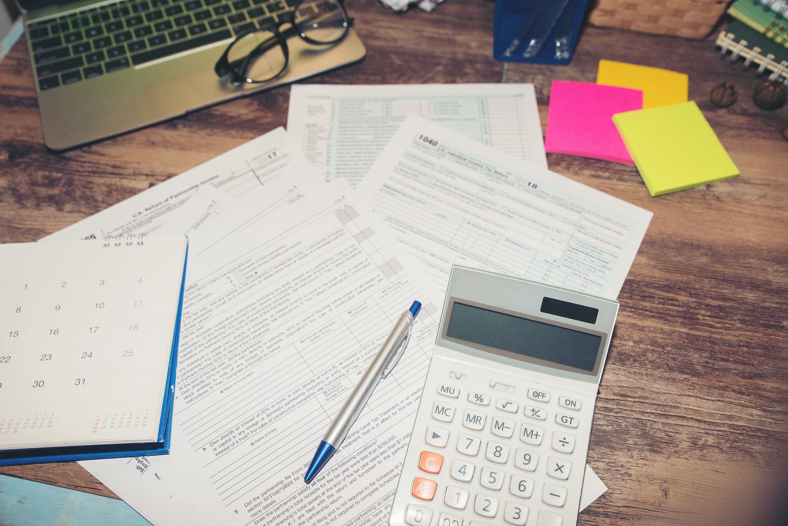 ¿Puede otra persona hacer la declaración de la renta por mi? (big stock)