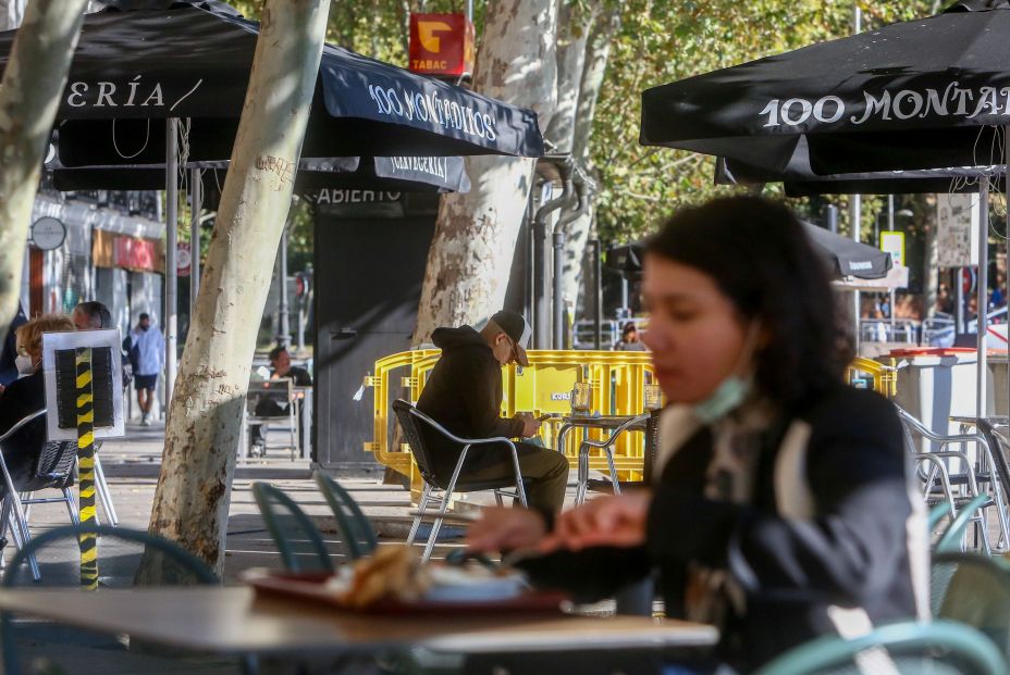 Madrid amplía desde hoy de 4 a 6 los grupos en terrazas y obliga a usar mascarillas en la hostelería Madrid amplía desde hoy de 4 a 6 los grupos en terrazas y obliga a usar mascarillas en la hostelería