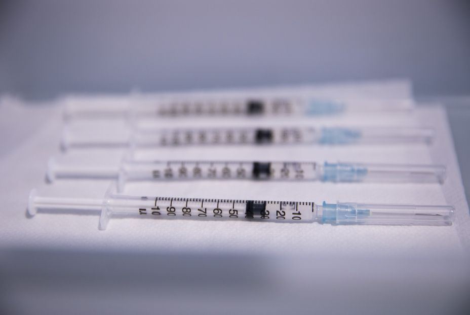 Reino Unido estudia la combinación de varias vacunas en mayores de 50 años Reino Unido estudia la combinación de varias vacunas en mayores de 50 años