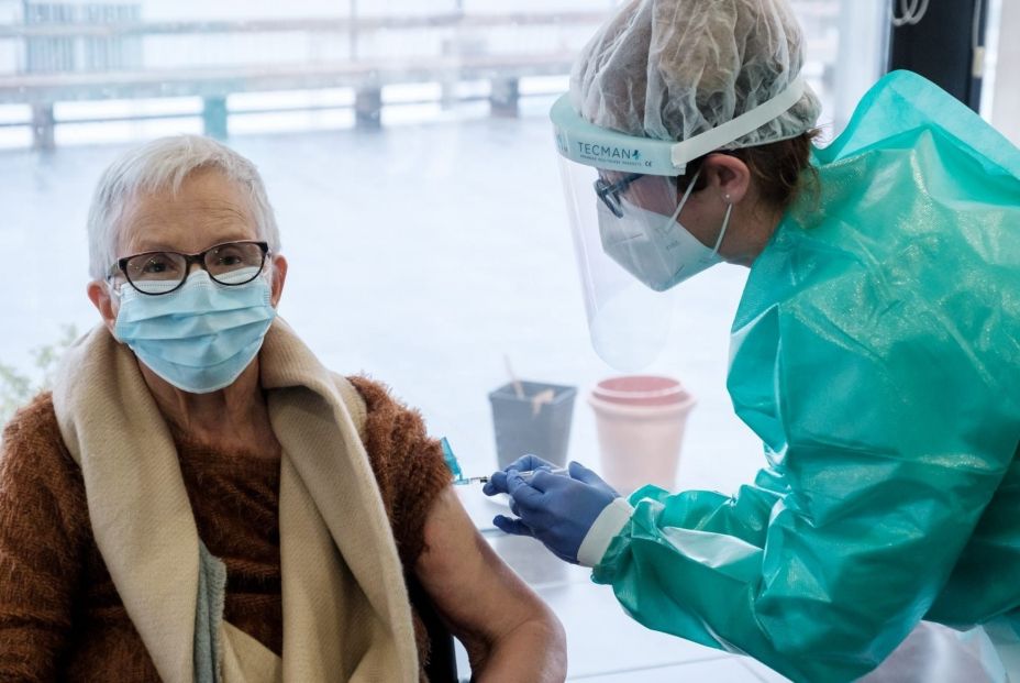 Los siguientes en ser vacunados contra el coronavirus podrían ser mayores de 70, obesos y Down