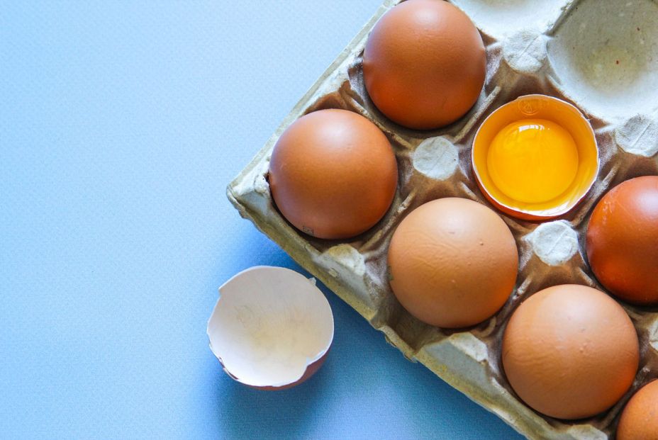 Este es el motivo por el que no deberías cascar los huevos en el borde del plato (Foto Bigstock) 3