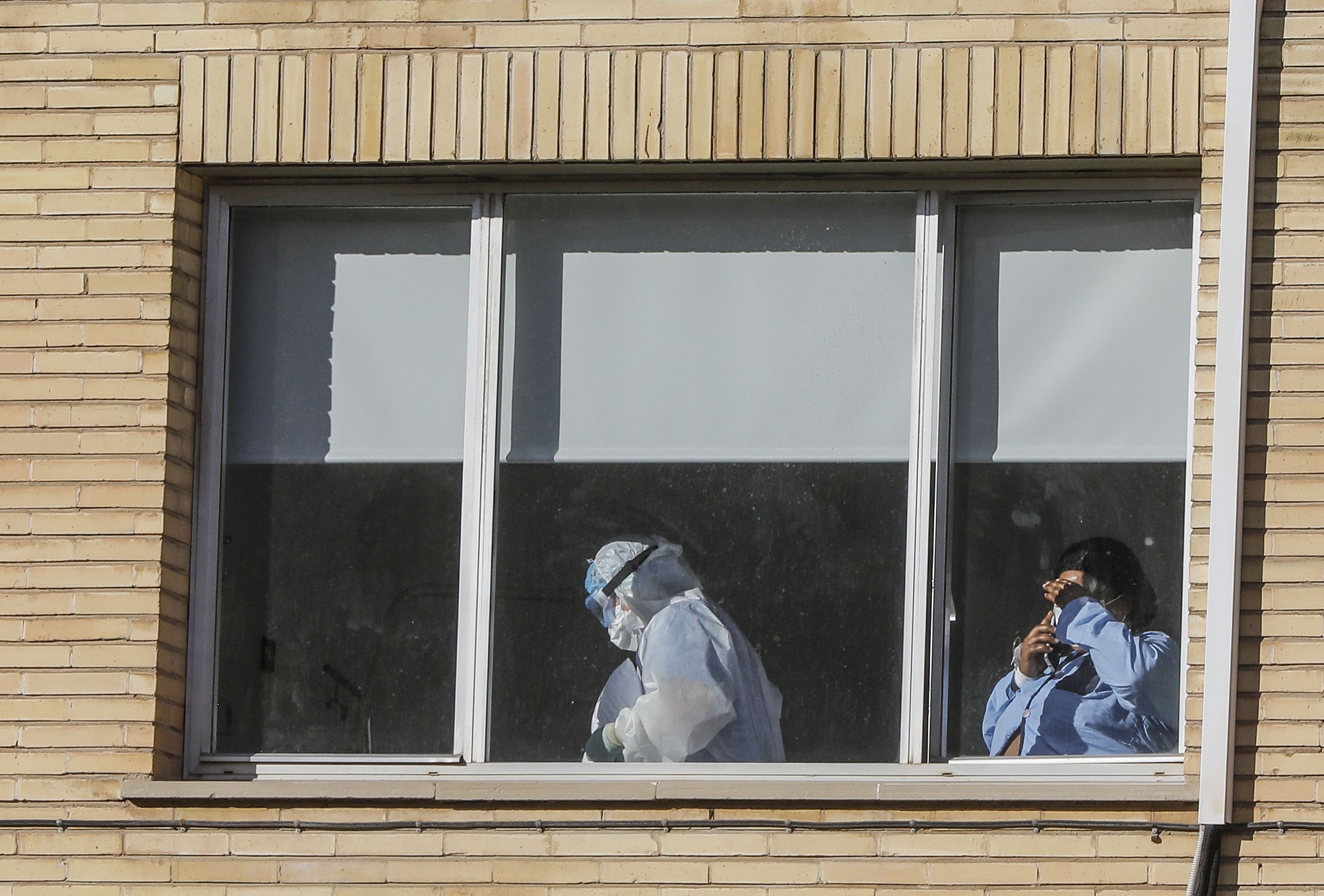 España registra récord de muertes diarias y supera los 3 millones de contagios