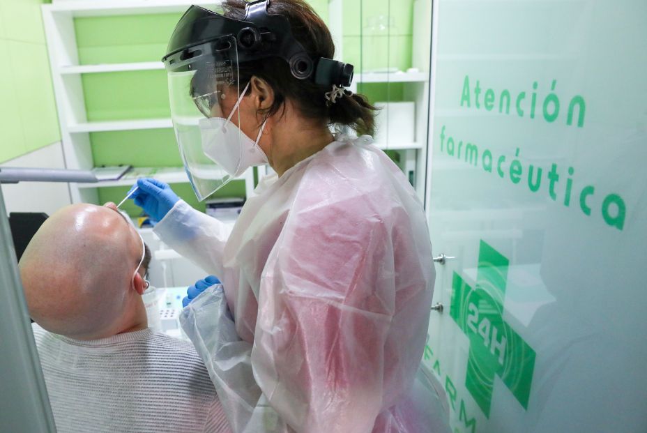 Madrid, Cataluña y Galicia comienzan a realizar test rápidos de Covid-19 en las farmacias Madrid, Cataluña y Galicia comienzan a realizar test rápidos de Covid-19 en las farmacias