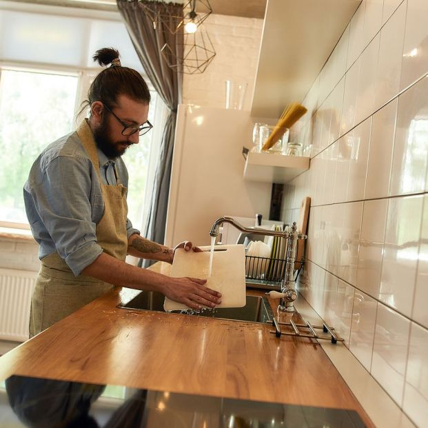 ¿Madera o plástico? Consejos para limpiar tu tabla de cortar sea del material que sea Foto: bigstock ¿Madera o plástico? Consejos para limpiar tu tabla de cortar sea del material que sea Foto: bigstock