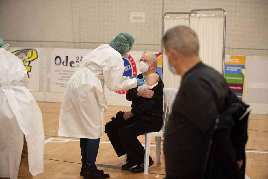 EuropaPress 3565688 hombre vacunado contra covid 19 dispositivo instalado pabellon poligono EuropaPress 3565688 hombre vacunado contra covid 19 dispositivo instalado pabellon poligono