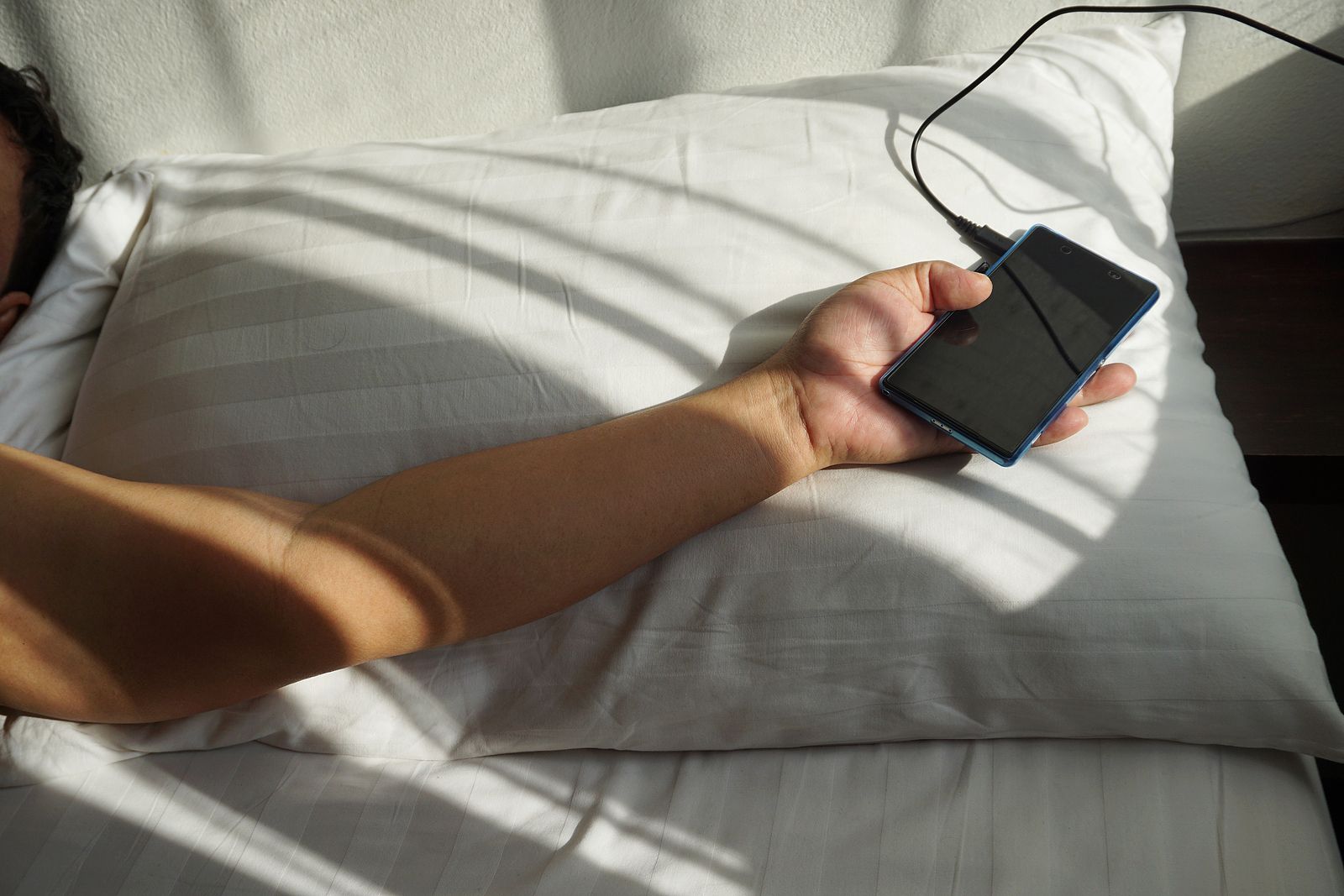 ¡Cuidado! No duermas con el móvil debajo de la almohada