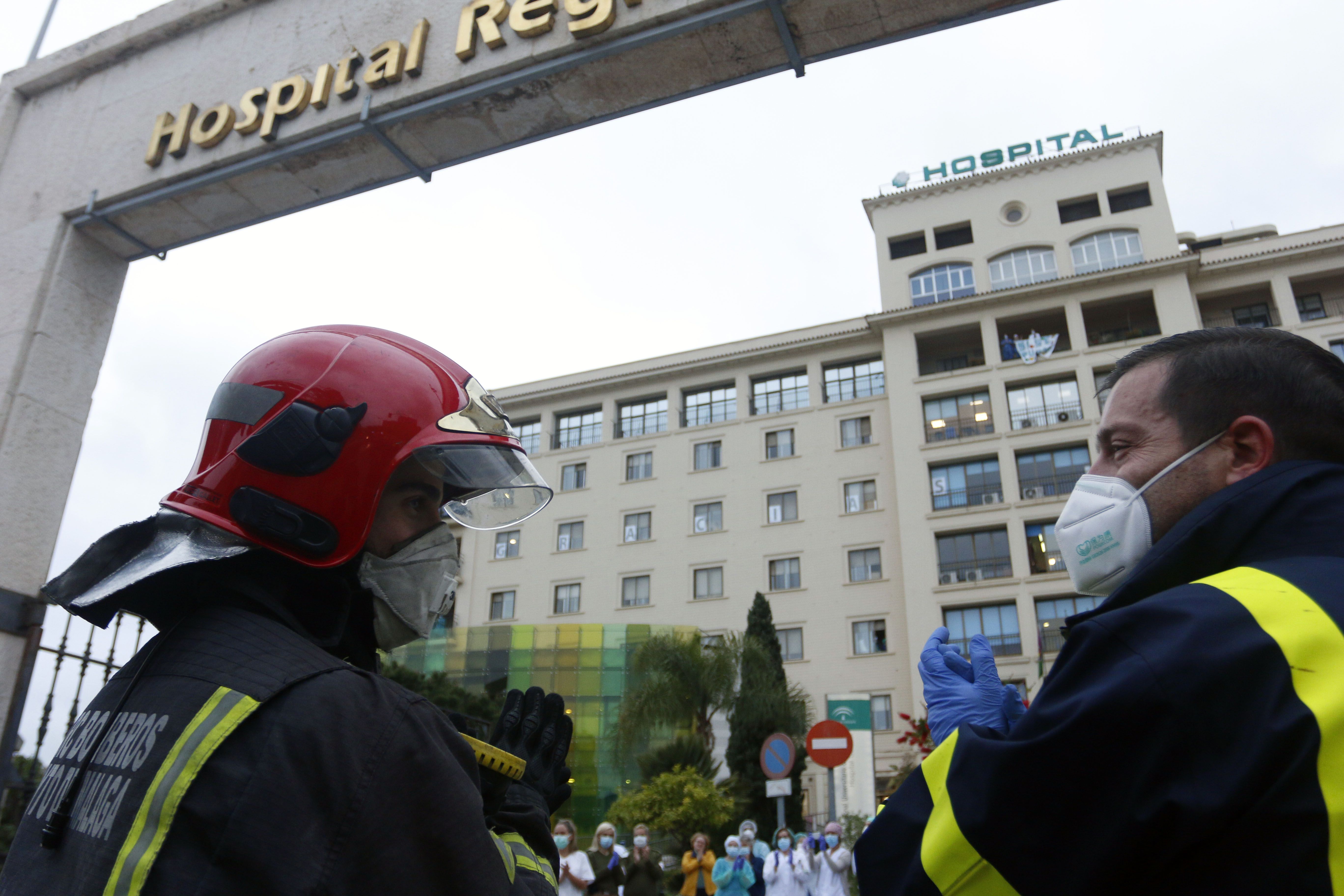 EuropaPress 2787283 bomberos realizan junto trabajadores correos aplauso sanitarios puerta