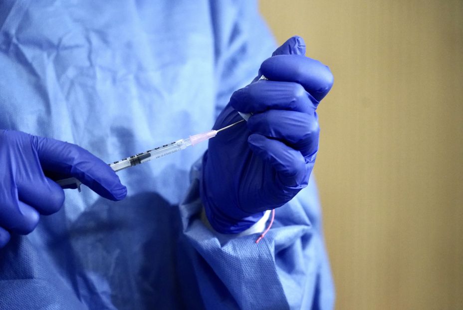 EuropaPress 3566901 enfermera sostiene jeringuilla vacuna contra covid 19 dispositivo instalado EuropaPress 3566901 enfermera sostiene jeringuilla vacuna contra covid 19 dispositivo instalado