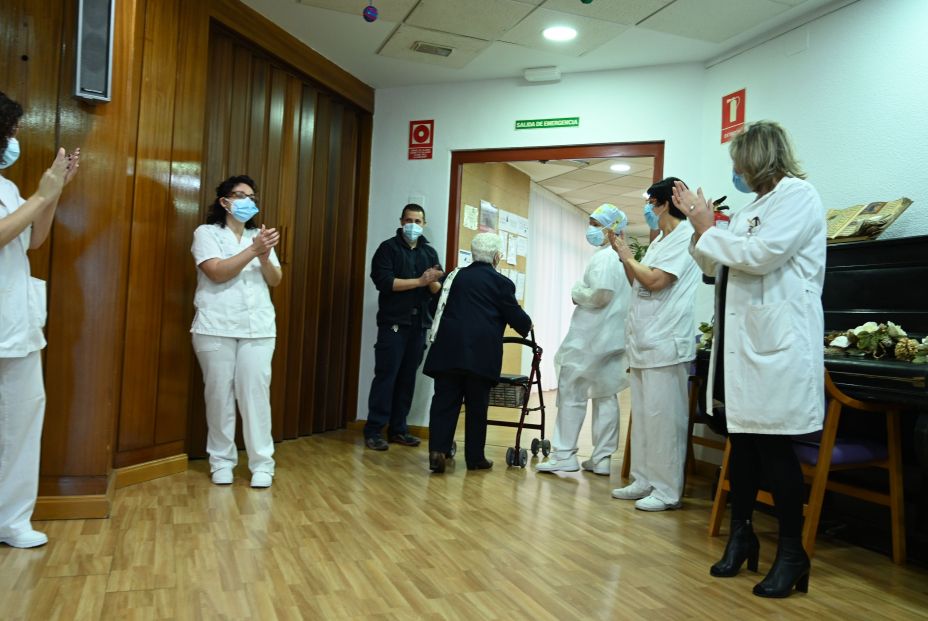 EuropaPress 3494870 araceli 96 anos salida primera mujer vacunarse contra covid 19 primer dia EuropaPress 3494870 araceli 96 anos salida primera mujer vacunarse contra covid 19 primer dia