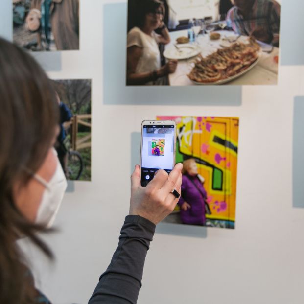La exposición ‘Contra la gravedad’ nos muestra a los mayores vistos por los adolescentes en su móvil Contra la gravedad. Matadero©Estudio Perplejo (24)
