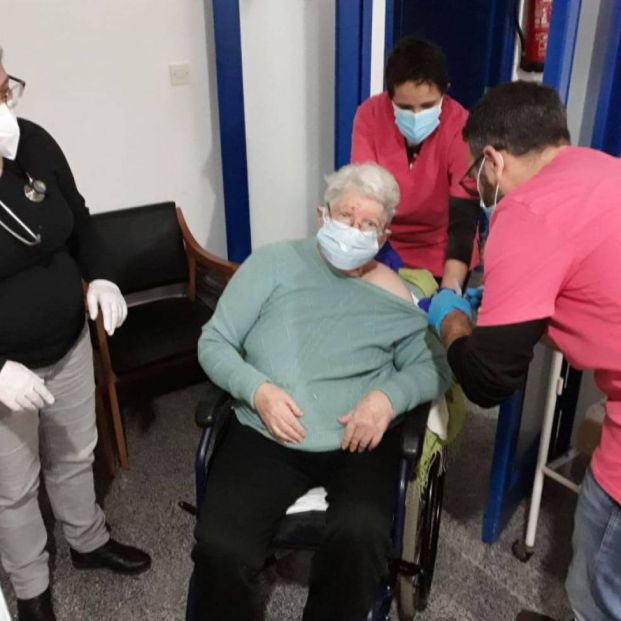 Pepita Mira primera residente que se vacunó en Ondara. FotoAyuntamiento de Ondara Pepita Mira primera residente que se vacunó en Ondara. FotoAyuntamiento de Ondara