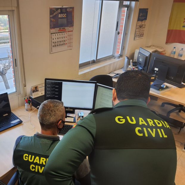 Detenidas tres personas por estafar 72.000 euros tras fingir relaciones románticas con sus víctimas Detenidas tres personas por estafar 72.000 euros tras fingir relaciones románticas con sus víctimas