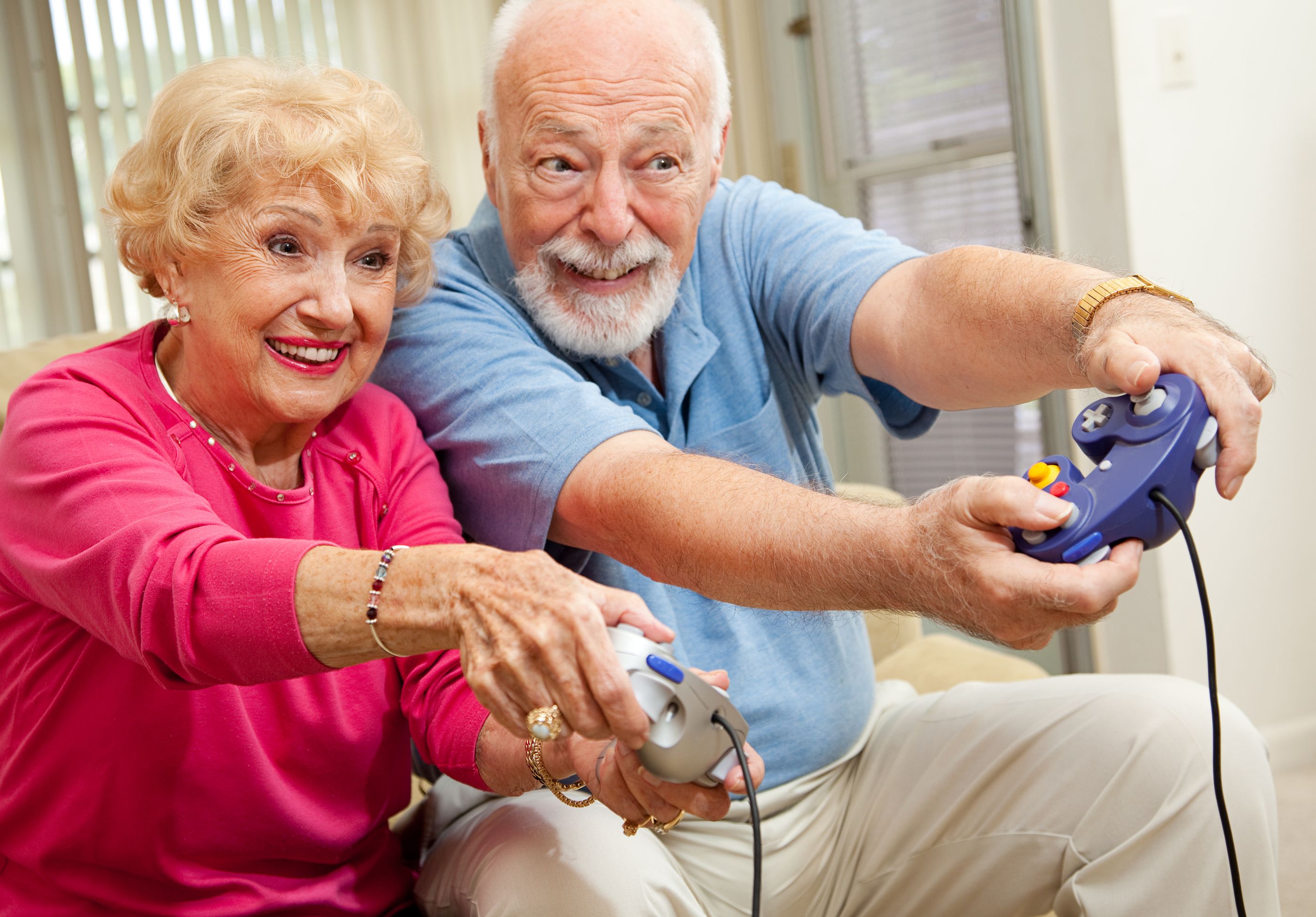 Adultos jugando a videojuegos (bigstock)