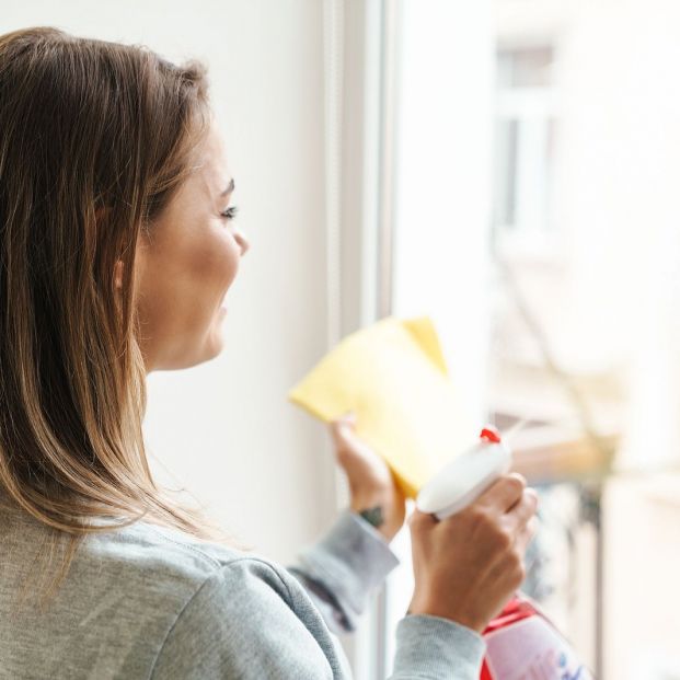 Consejos para limpiar las ventanas y persianas correctamente Foto: bigstock Consejos para limpiar las ventanas y persianas correctamente Foto: bigstock