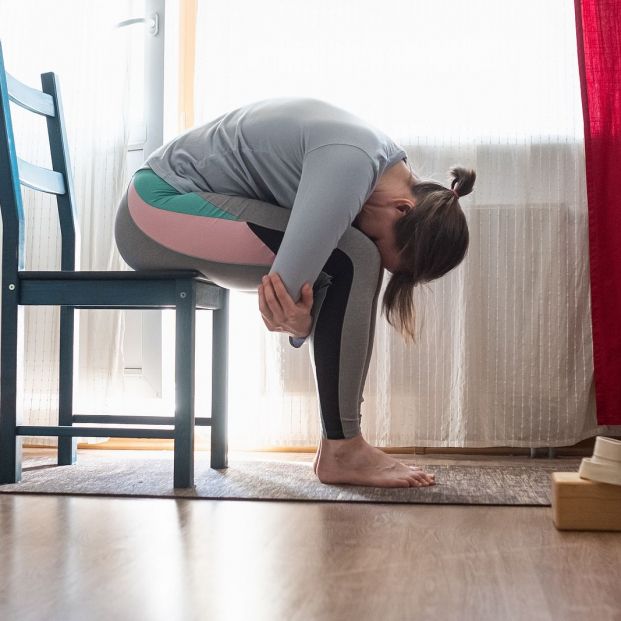 Yoga sentado en silla, una alternativa para los más mayores (Foto Bigstock)