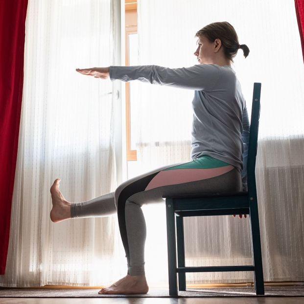Elevar los pies con las rodillas estiradas y alternarlos(Foto Bigstock) Elevar los pies con las rodillas estiradas y alternarlos(Foto Bigstock)