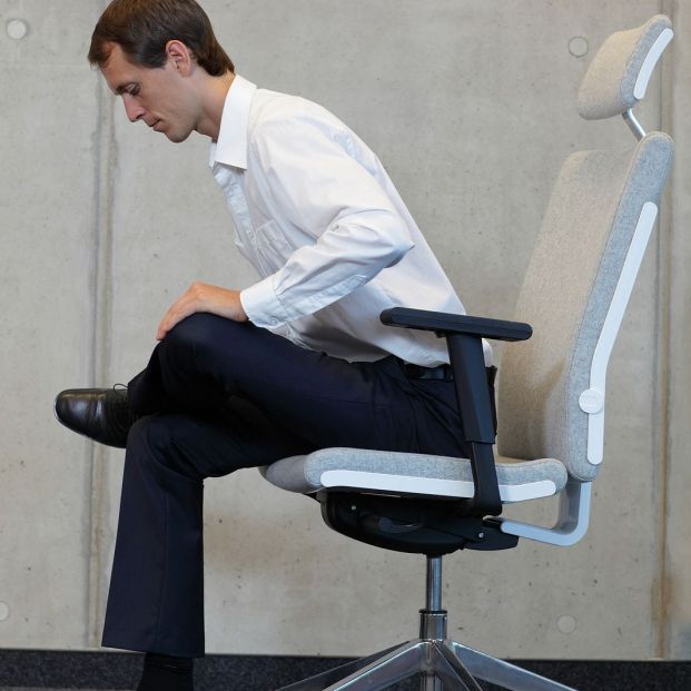 Yoga sentado en silla, una alternativa para los más mayores (Foto Bigstock) 7